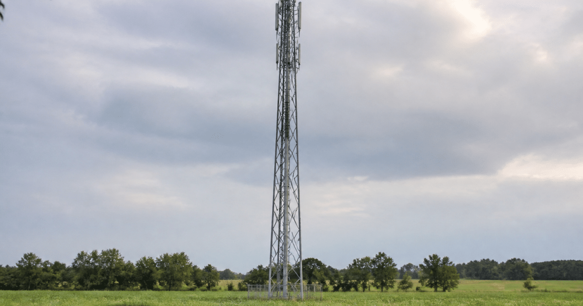 Tour de telecommunication metallique dressée verticalement sur terrain agricole