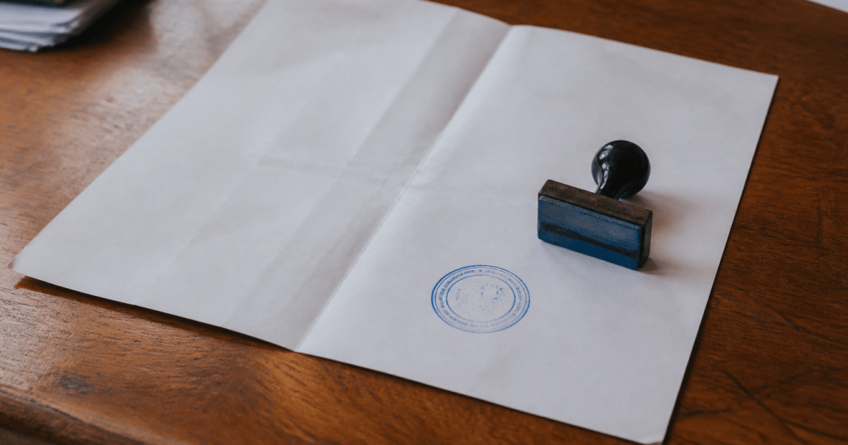Document officiel avec date visible et tampon administratif appose