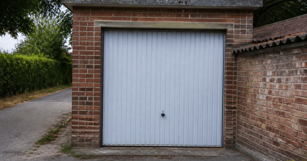 Petit garage en brique avec porte fermee et numero adresse