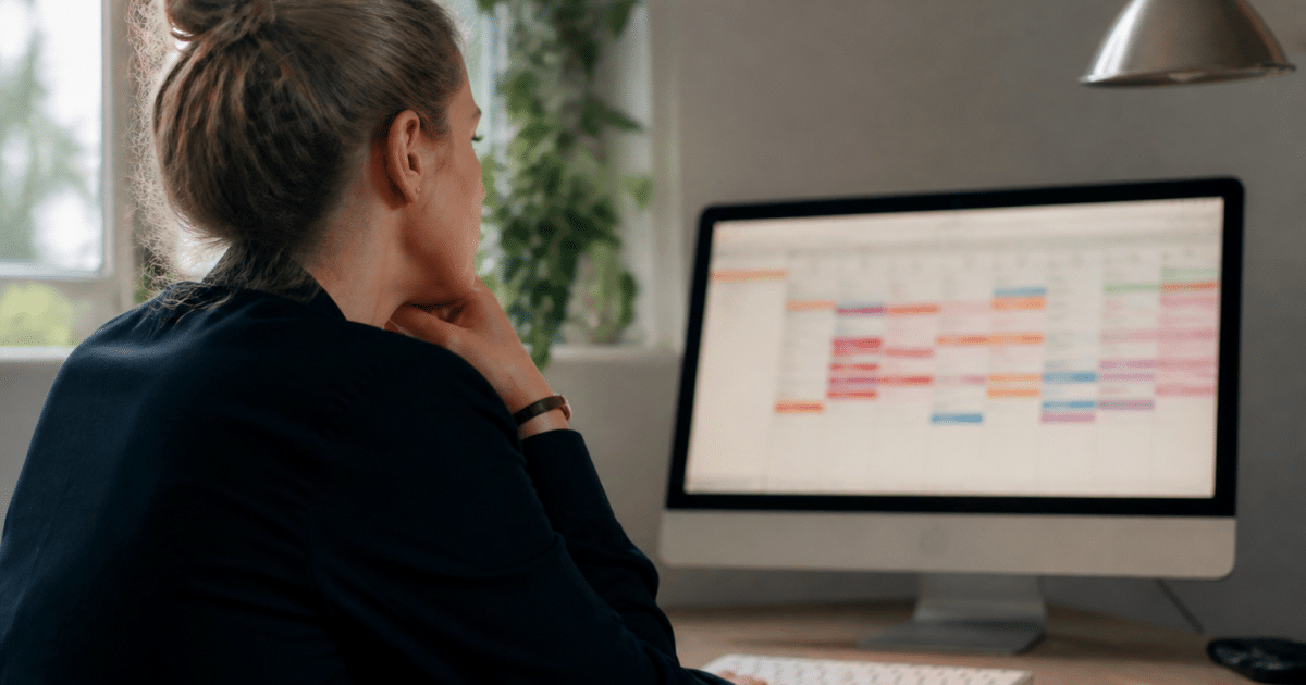 Personne assise devant ordinateur consultant planning reservations locations