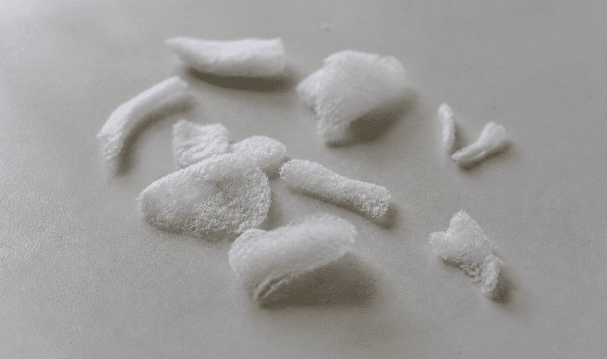 Echantillons fibreux blancs poses sur surface grise claire