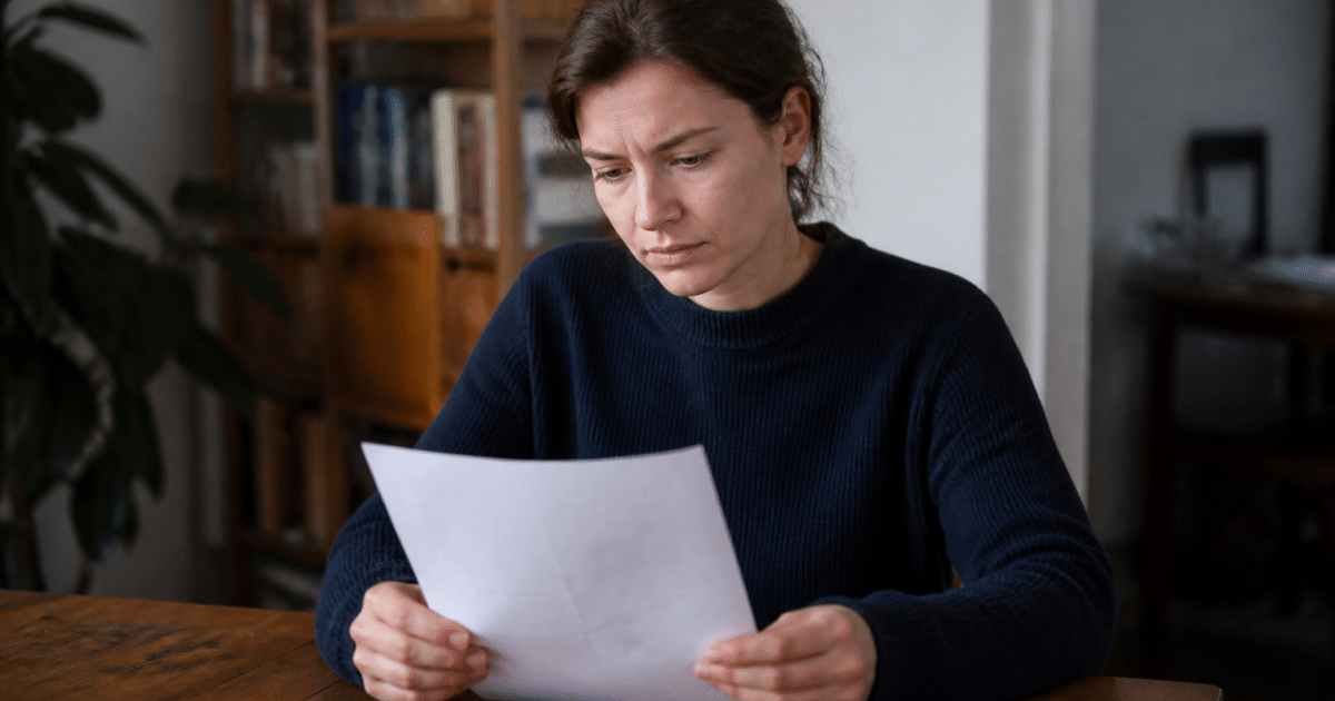Locataire tenant document loyer sur table bureau