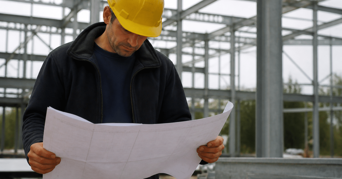 Homme consulte plans etage intermediaire structure metallique