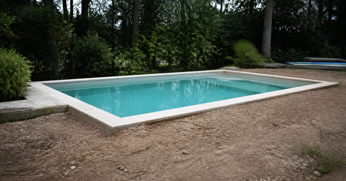 Piscine rectangulaire construite partiellement enfoncée dans terrain