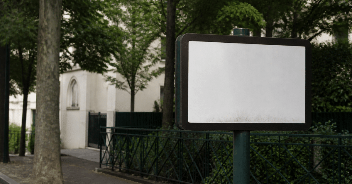 Panneau routier affichant population totale ville Saint-Maur-des-Fossés