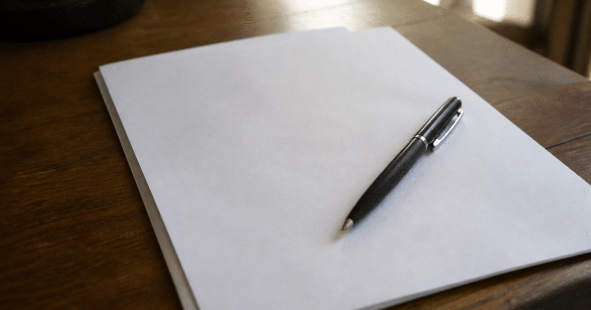 Document officiel posé sur bureau avec stylo noir prêt à signer