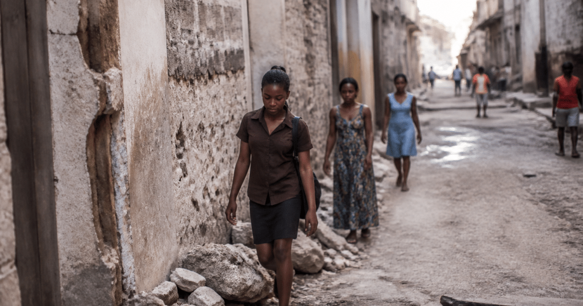 Rue urbaine avec immeubles dégradés et habitants marchant prudemment