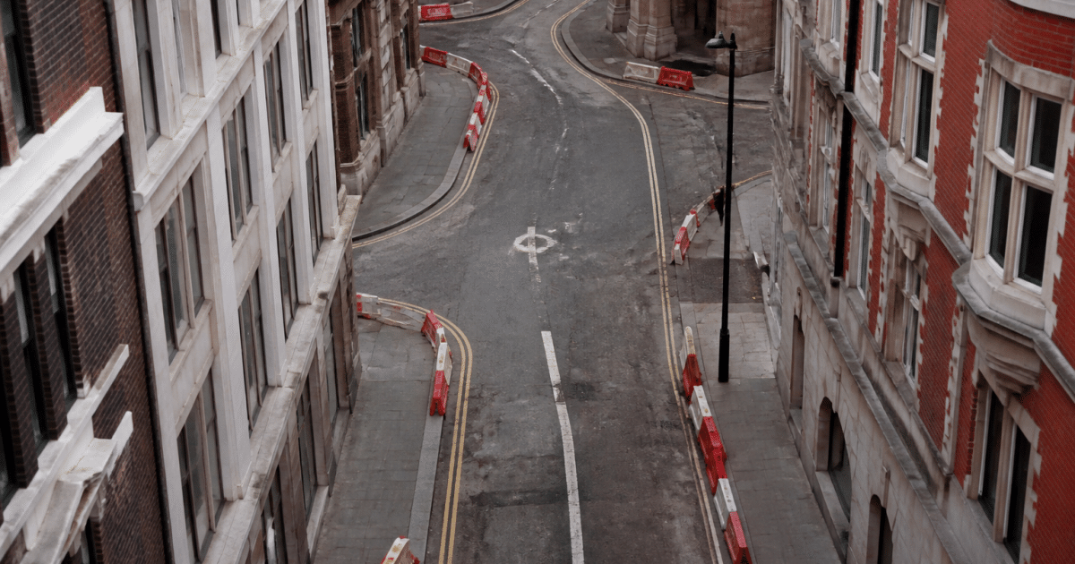 Vue aerienne de rues urbaines delimitees par des panneaux d'avertissement rouge