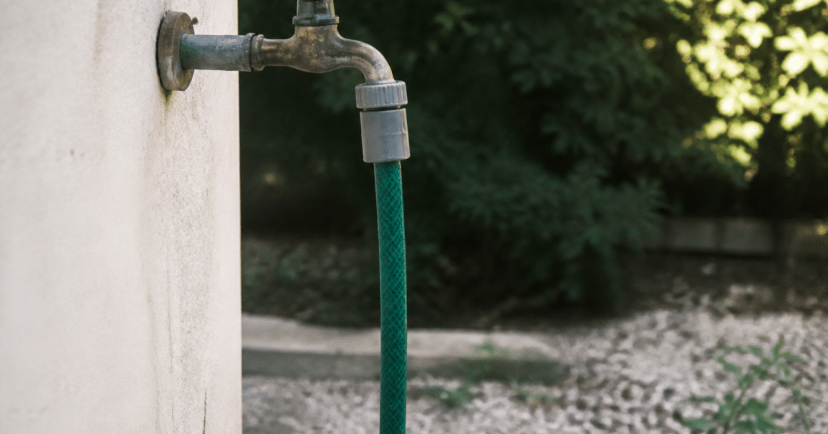 Robinet fermé avec tuyau d'eau suspendu verticalement