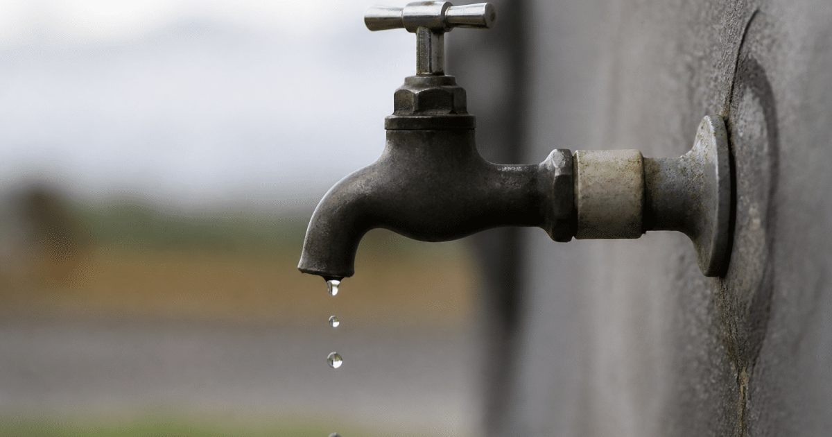 Robinet ferme laissant echapper quelques gouttes d'eau