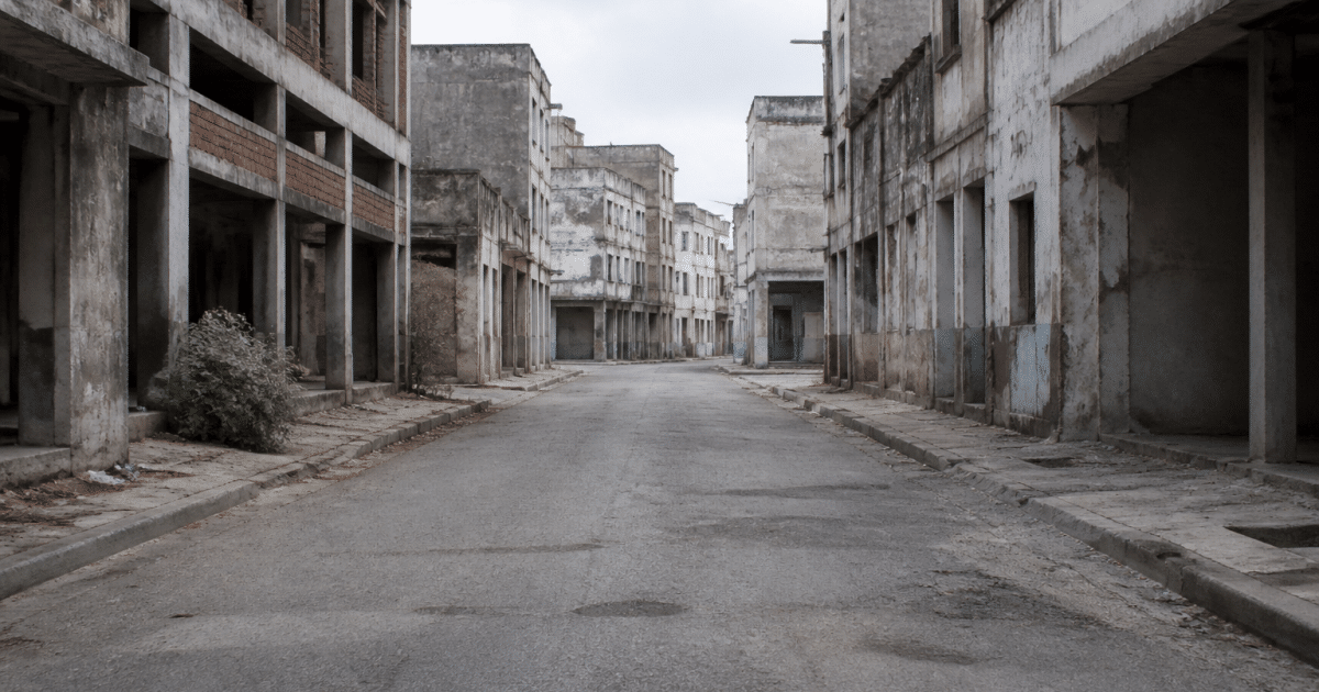 Rue urbaine deserte avec immeubles delabres et facades grises