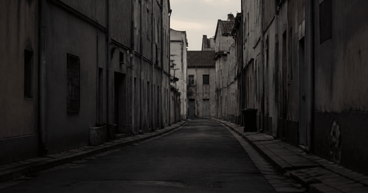 Rues urbaines sombres et peu frequentees en fin d'apres-midi