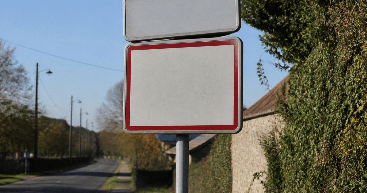 Panneau ville avec chiffre population affiche verticalement
