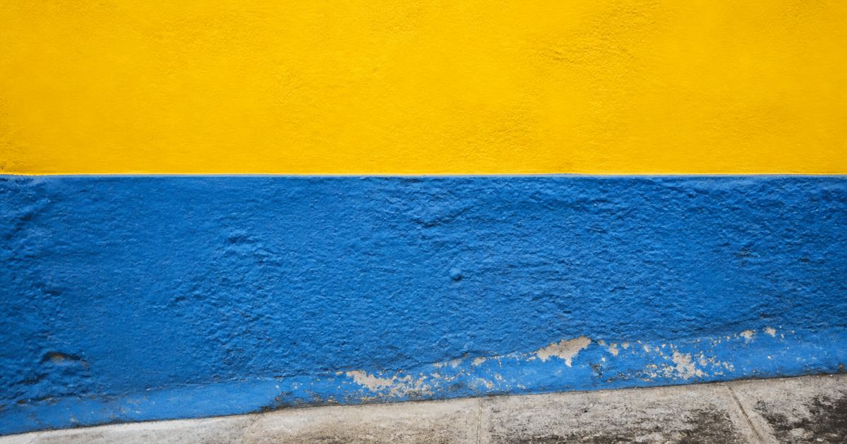 deux surfaces colorees superposees avec contraste prononce