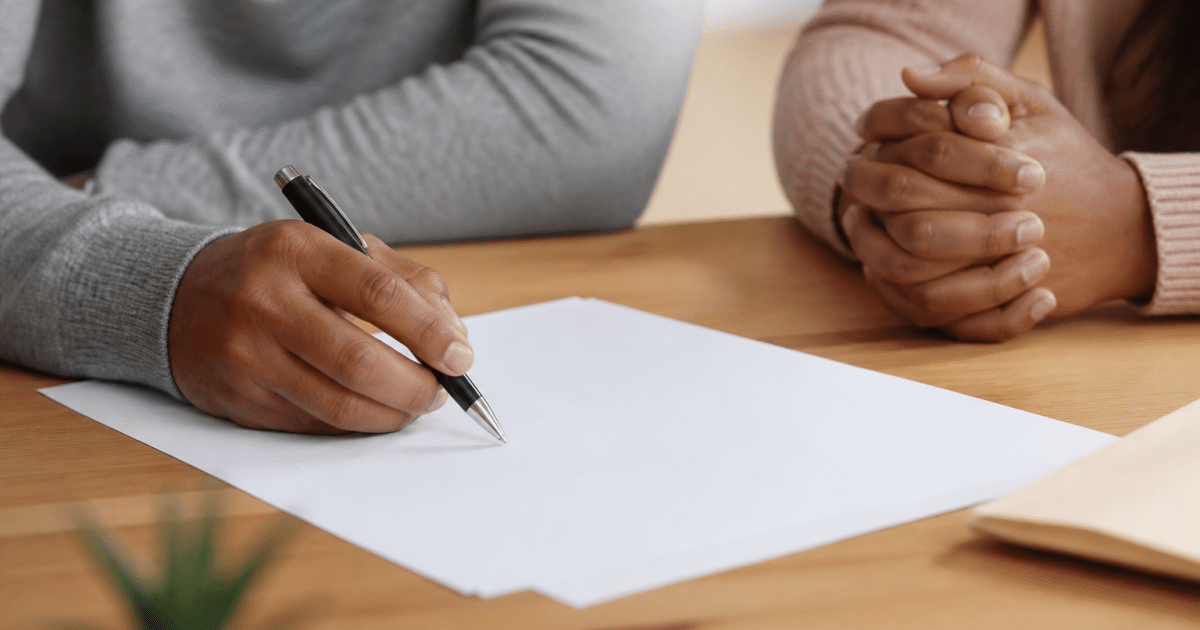 Document de location avec signature et stylo sur table